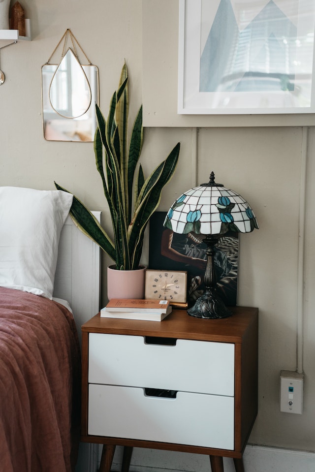 bed side table decoration ideas